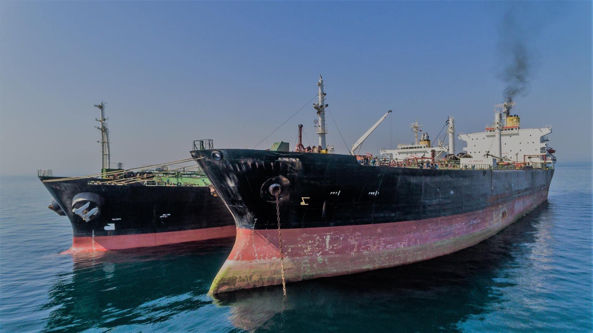 کشتی‌های حمل قیر در خلیج فارس